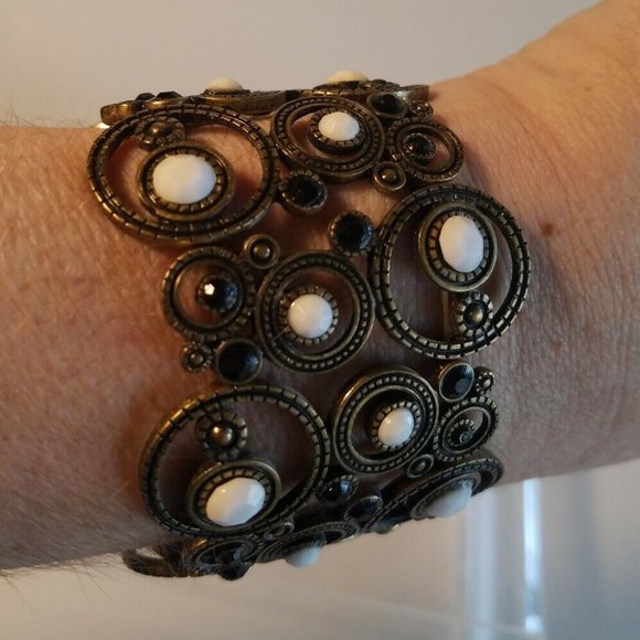 Vintage brass tone Wide Stretch Bracelet w/Black-White opaque rhinestones - Picture 8 of 8